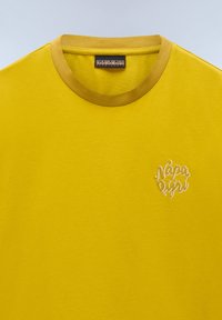 Napapijri FEDAIA - T-shirt print - gold flake yo