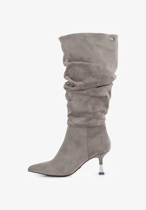 Bota de ante gris hasta la rodilla con diseño holgado, puntera afilada y tacón de bloque transparente. Presenta un sutil logo en la parte superior.