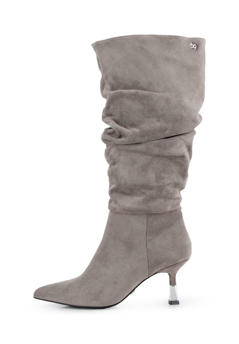 Bota de ante gris hasta la rodilla con diseño holgado, puntera afilada y tacón de bloque transparente. Presenta un sutil logo en la parte superior.