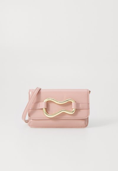 Sac bandoulière en cuir rose avec une texture lisse, présentant un détail en matériel abstrait doré et une bandoulière amovible. Design rectangulaire compact.
