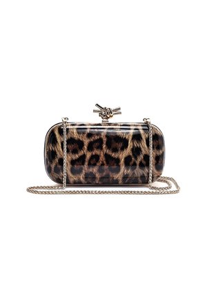 Rechthoekige clutch met glanzende luipaardprint, gouden knoopsluiting bovenop en een lange goudkleurige kettingband er voor gelegd.