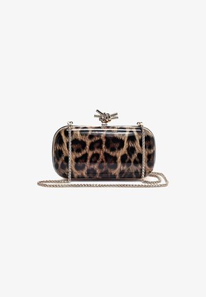 Clutch rectangular con estampado de leopardo brillante, cierre de nudo dorado en la parte superior y una larga cadena dorada colocada delante.