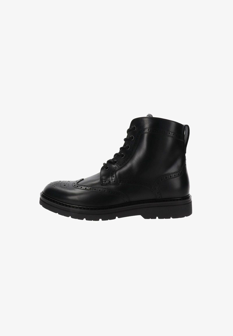 Stivali alla caviglia in pelle nera con dettagli brogue, punta tonda, allacciatura con sei occhielli e suola in gomma spessa. Texture liscia con finitura lucida.