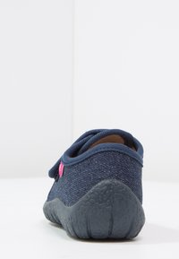 Marine textiele instap schoenen met een gestructureerde donkere rubberen zool, voorzien van een zachte bovenkant en een roze accentlabel bij de hiel.