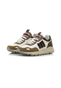 Sneakers da uomo con una combinazione di colori bianco, marrone e verde. Presentano una tomaia testurizzata, lacci a contrasto e una suola maculata.