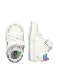 Witte leren hoge sneakers met klittenbandsluiting, glanzende iriserende accenten en een gestructureerde rubberen zool. Contrasterende stiksels en logo-details.