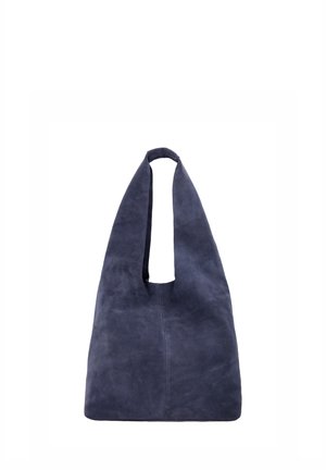 Donkerblauwe suède tote bag met brede handgreep en zachte, ongestructureerde rechthoekige vorm tegen een witte achtergrond.