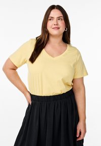 Zizzi KURZÄRMELIGES MIT V-AUSSCHNITT - T-shirt - bas - sunlight