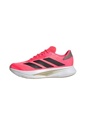 Chaussure de course rose vif avec des rayures noires, une semelle blanche amortissante et une tige en mesh pour la respirabilité.