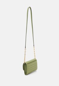 MICHAEL Michael Kors TRIBECA - Torba čez telo - light sage