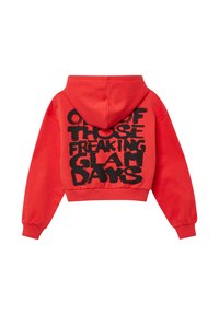Czerwona krótka bluza z kapturem z czarnym nadrukiem tekstowym na plecach. Posiada kaptur i prążkowane mankiety, wykonana z miękkiej bawełny.