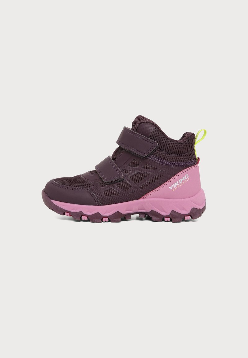 Chaussure de randonnée enfant violette et rose avec double sangle velcro, semelle robuste et languette jaune au talon.
