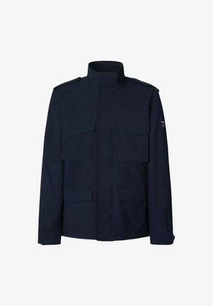 Granatowa kurtka z wysokim kołnierzem, dwoma kieszeniami na klatce piersiowej i pagonami na ramionach. Wykonana z gładkiego materiału o dopasowanym kroju.