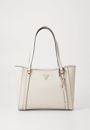 Borsa a tote in finta pelle beige con doppi manici, hardware dorato, logo triangolare e dettaglio in pelle. Texture liscia e forma strutturata.