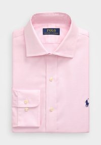Camicia da uomo col colletto rosa chiaro, con tessuto testurizzato, bottoni sul davanti, logo ricamato blu navy e polsino singolo con bottone.