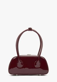 Bordeaux lakleren handtas met een ronde vorm, twee handvaten en een sluiting met een klapsysteem. Heeft een gladde textuur en minimale hardwaredetails.