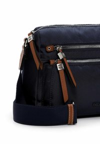 Borsa a tracolla in nylon blu navy con cerniere argentate, accenti in pelle marrone, molteplici tasche con zip e una larga tracolla in tessuto.