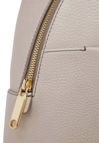 ECCO LEATHER GOODS ROUND PACK M - Dagryggsäck - taupe