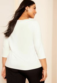 Curves Like These BOAT NECK REGULAR FIT - Pikkade varrukatega topp - white
