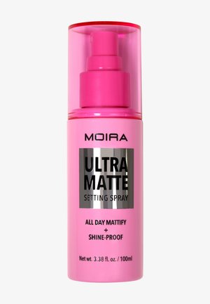 Bouteille rose de spray fixant Moira Ultra Mat avec pompe, étiquetée pour matifier toute la journée et résister à la brillance, 100 ml.