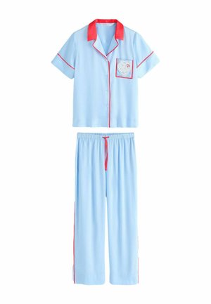 Svetlomodrý dvojdielny pyžamový set s krátkym rukávom, zapínaný na gombíky, s červeným golierom, vreckom s čipkovaným srdiečkom a zodpovedajúce dlhé nohavice s červeným lemovaním.