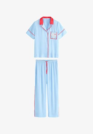 Conjunto de pijama azul claro de dos piezas, con camisa de manga corta y botones, cuello rojo, bolsillo con corazón de encaje, y pantalones largos a juego con ribete rojo.