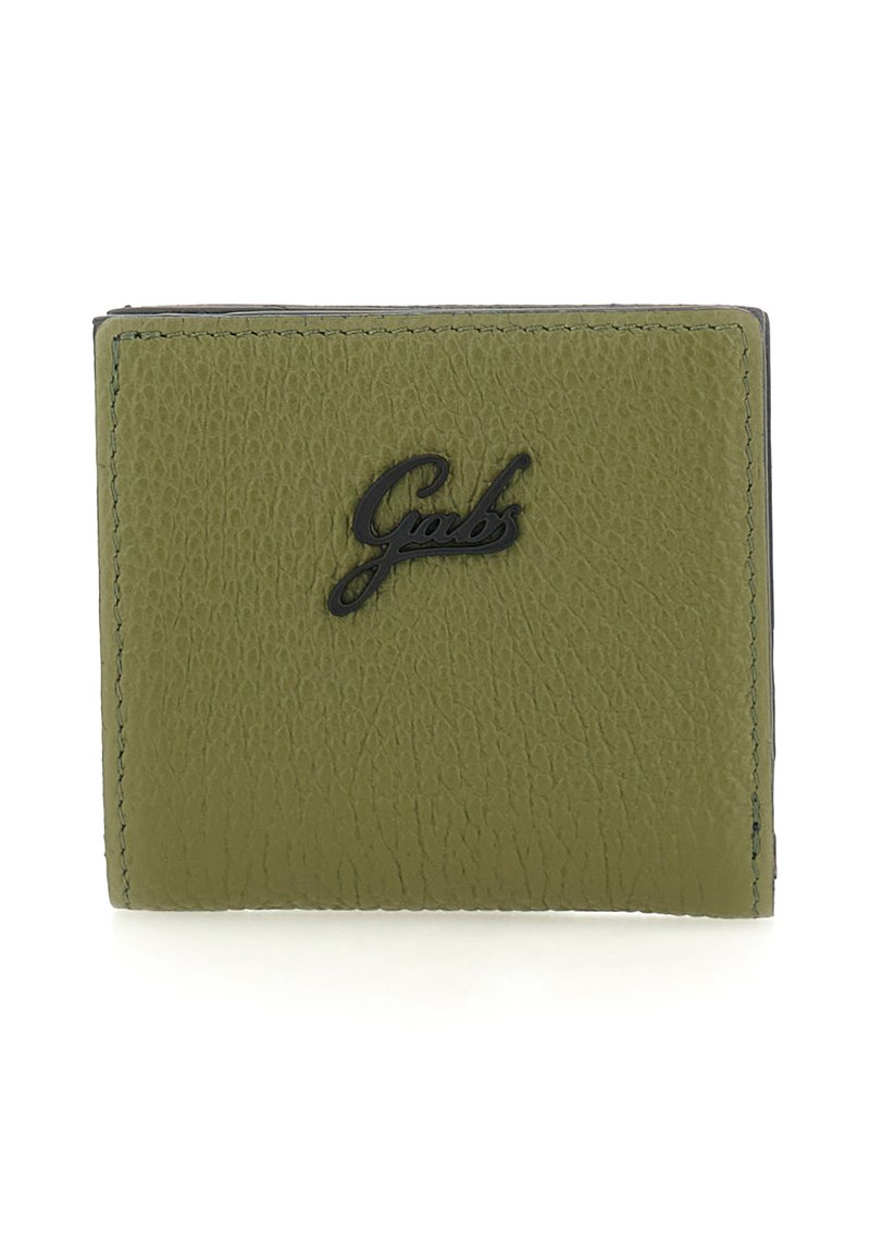 Portafoglio in pelle testurizzata verde oliva con il logo "Gabs" nero centrato sul fronte, mostrato chiuso su uno sfondo bianco.