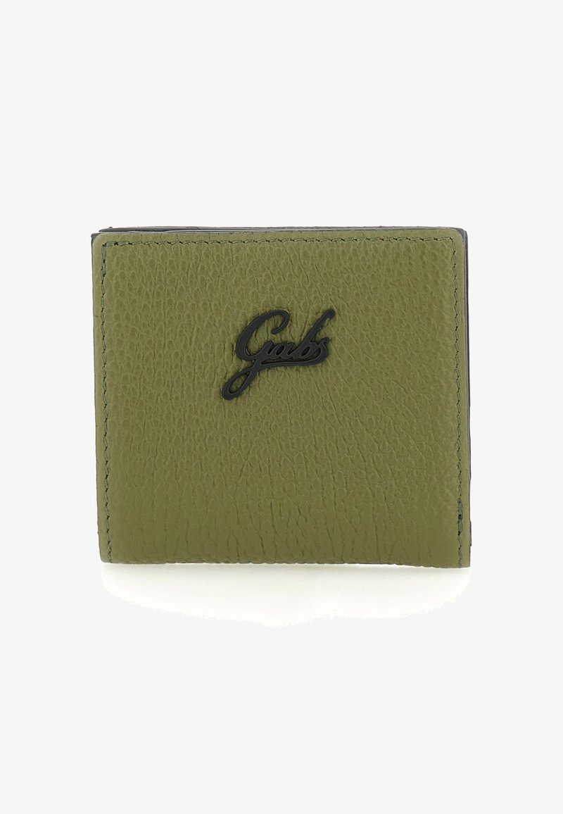 Portafoglio in pelle testurizzata verde oliva con il logo "Gabs" nero centrato sul fronte, mostrato chiuso su uno sfondo bianco.