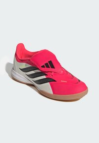 Εσωτερικό παπούτσι ποδοσφαίρου με χαμηλό προφίλ σε ροζ και λευκό με μαύρες ρίγες, διπλωμένη γλώσσα και σόλα από καουτσούκ.