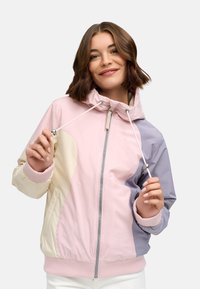 Gaisma bomber jakas ar pastelīgu rozā, krēmkrāsas un lavandas to�ņu paneļiem. Aprīkota ar priekšējo rāvējslēdzēju, elastīgām aprocēm un regulējamiem kapuces aukliņām.