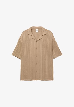 Camicia beige a maniche corte realizzata in tessuto texturizzato con motivo a righe verticali e cinque bottoni sul davanti, caratterizzata da un colletto a camicia.