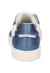 Blaue und weiße Sneaker mit einem strukturierten Lederdesign, gerundeter Ferse und weißer Gummisohle. Verfügt über eine gestickte Akzentuierung auf der Rückseite.