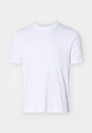 Biele bavlnené tričko s rebrovaným okrúhlym výstrihom, krátkymi rukávmi a štandardným strihom. Hladká textúra, bez viditeľných vzorov alebo akcentov.