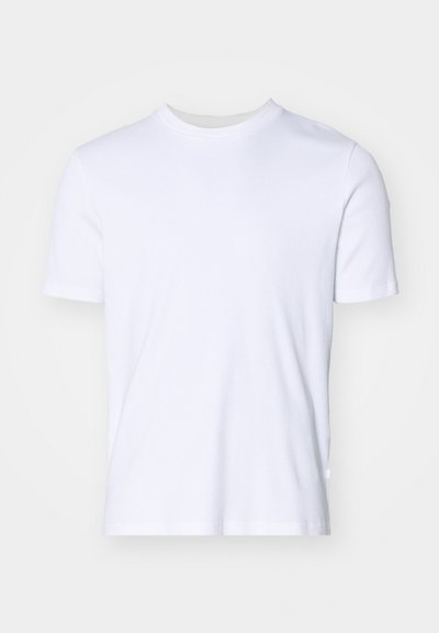 Baltos medvilnės marškinėliai su raištiniu apykaklės iškirpimu, trumpomis rankovėmis ir standartiniu pritaikymu. Sklandus paviršius, be matomų raštų ar akcentų.