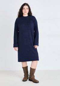 Vero Moda Curve VMCGOLD MIX HIGHNECK DRESS  - Abito in maglia - navy blazer