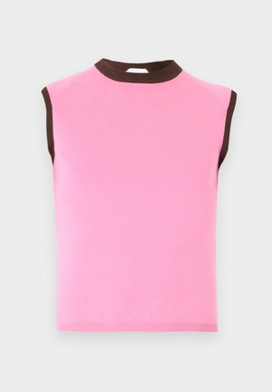 Mouwloze roze gebreide top met donkerbruine geribde kraag en armranden, plat liggend op een lichte achtergrond.