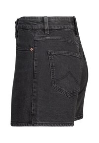 Shorts en denim noir avec une taille ajustée, design à cinq poches, devant plat et détail de couture visible. Le tissu présente une texture subtile.