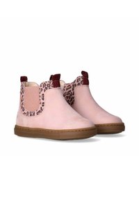 Stivaletti alla caviglia in suede rosa con dettagli in stampa leopardata, pannelli laterali elasticizzati e suole in gomma marrone. Anelli di trazione per facilitare l'indossamento.