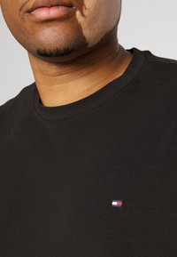 Tommy Hilfiger TEE - T-shirt básica - black