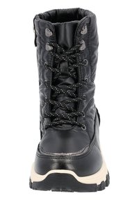Botín de invierno aislante negro con punta de cuero brillante y parte superior de tela acolchada. Presenta cordones con manchas blancas y una suela de goma texturizada.