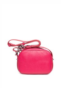 Różowa skórzana torebka crossbody o wyraźnym prostokątnym kształcie, teksturowanej powierzchni i srebrnym wykończeniu. Dołączony regulowany pasek.