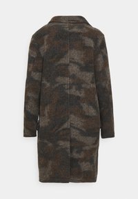 Uldblandingsfrakke med camouflagemønster i jordfarver. Har en klassisk krave, lange ærmer og en lige pasform med sidelommer.