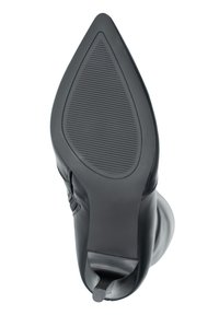Suela de bota de cuero negro con forma puntiaguda. Presenta una superficie texturizada y estriada para mayor tracción y una lengüeta en el talón para facilitar su uso.