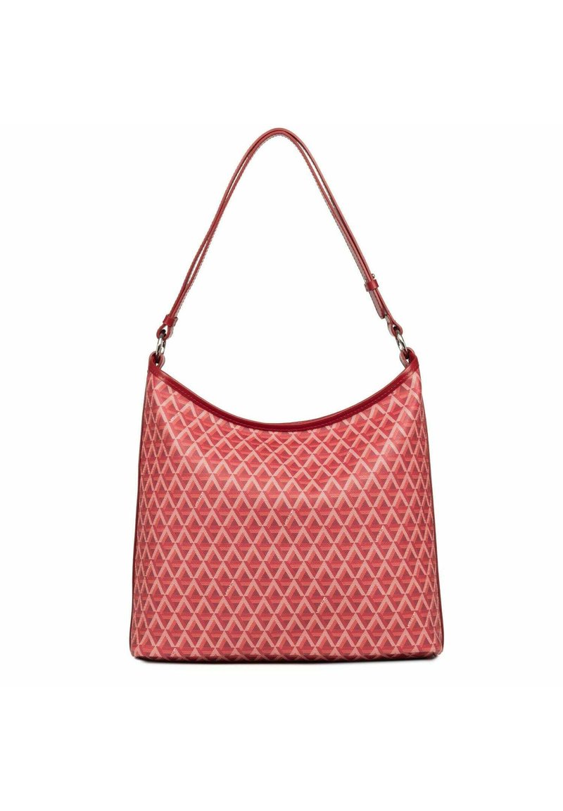 Sac à main matelassé rouge avec un dessus arrondi et une bandoulière unique ; présente un motif géométrique en losanges et une texture lisse.