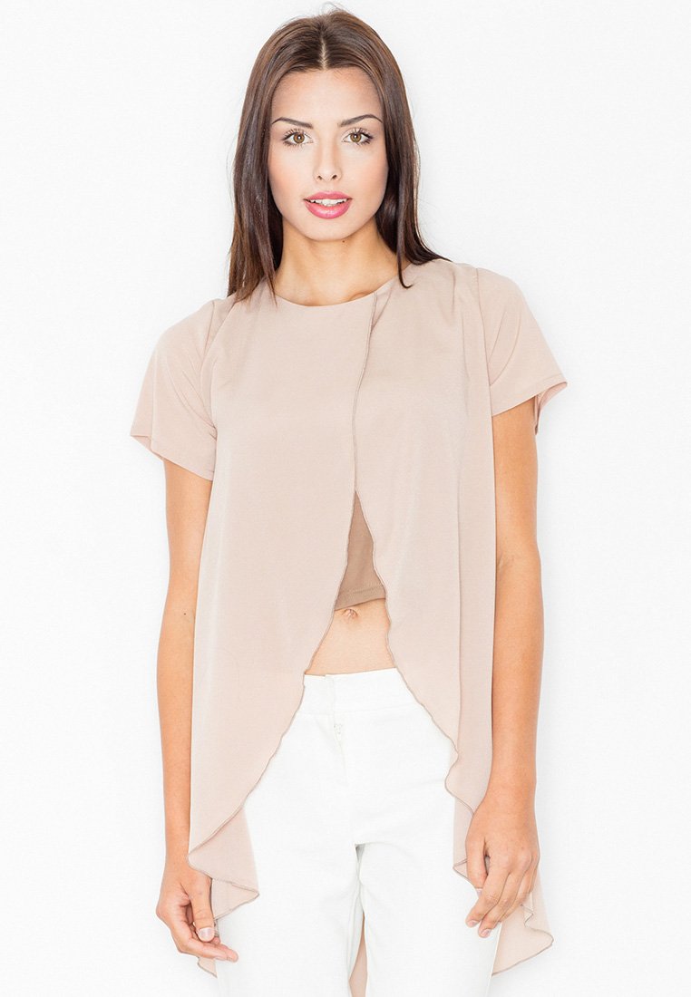 Beżowy, luźny overlay z krótkim rękawem o asymetrycznym dole, wykonany z lekkiego materiału, w warstwowym designie, noszony na prostym beżowym topie.
