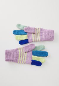 Gestrickte Handschuhe mit einem lila Körper und gelben Streifen, fünf mehrfarbige Finger in Himmelblau und Grün. Strukturierter Strick für Wärme.