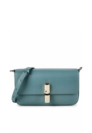 Blaue strukturierte Lederschultertasche mit verstellbarem Riemen und silberner rechteckiger Schnalle an der vorderen Klappe.