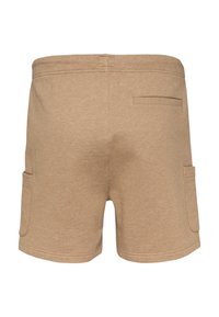 Pantaloni corti in cotone color sabbia con una texture liscia, dotati di due tasche laterali e una tasca posteriore. Design semplice con vita elastica.