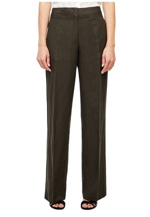 Pantalon marron taille haute à jambes larges porté avec des sandales noires à bout ouvert, présenté sur une personne de la taille aux pieds sur fond blanc.
