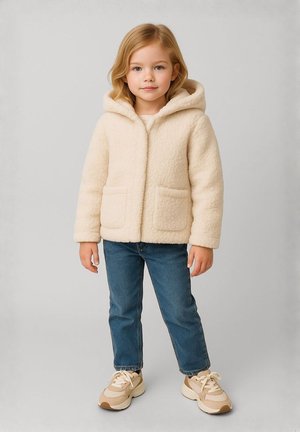 Kreemikas fleece-jakk kapuutsiga, millel on kaks esikotit, koos siniste teksade ja beežide tossudega.